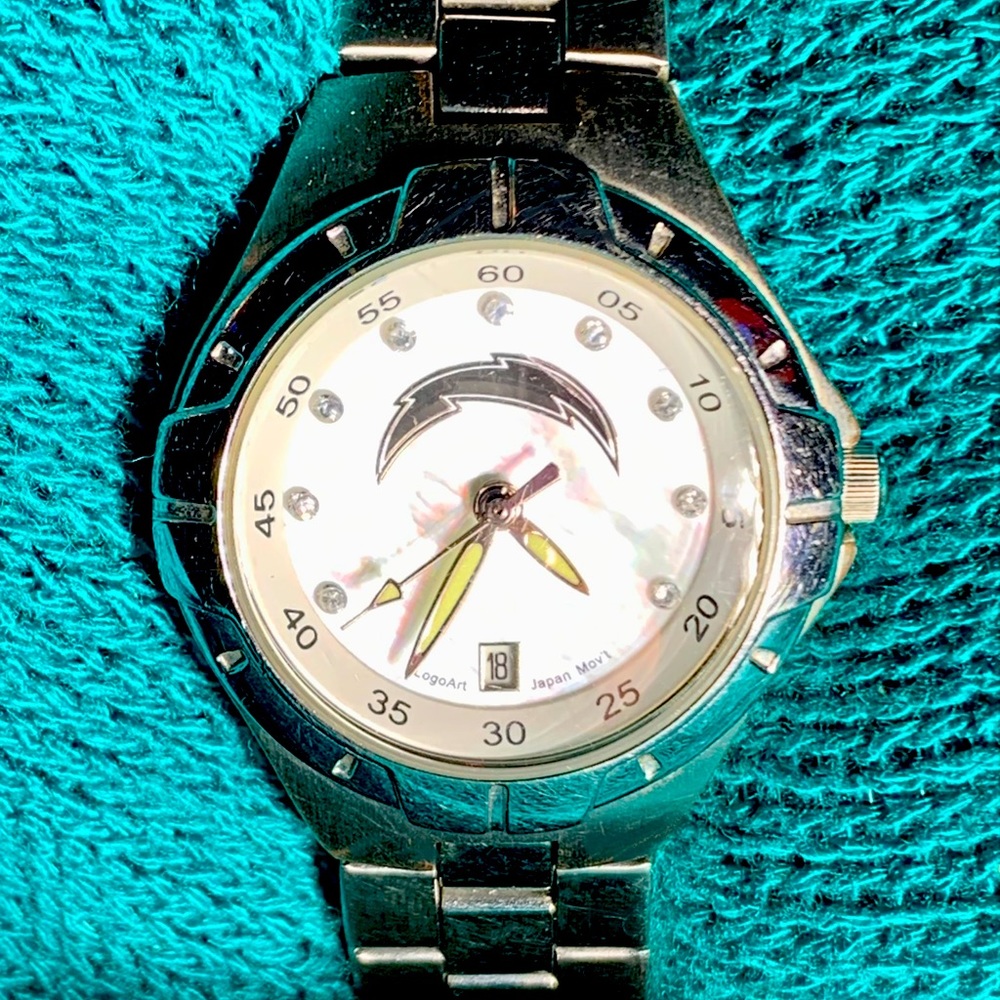 one size fits all.. Stainless steel w/ diamond chip accents..Pearl watch face..